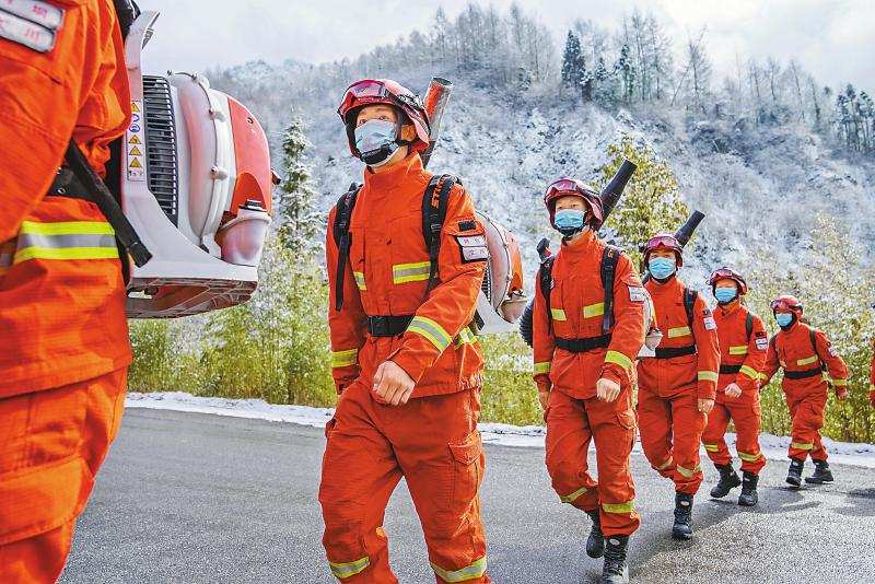 “橙衣卫士”踏雪巡山25公里 最幸福的是每次都能看见大熊猫