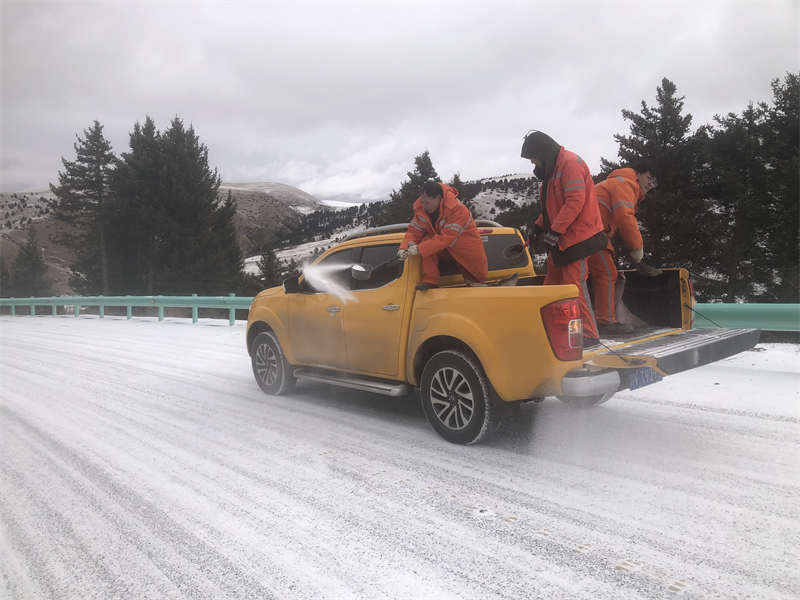 理塘：除雪保畅