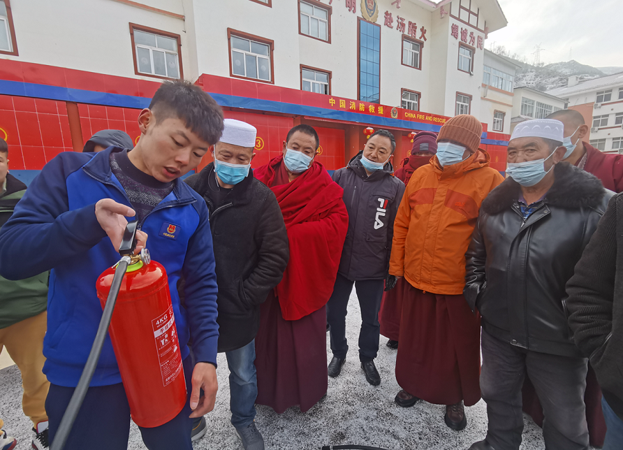 松潘对寺庙发放消防器材并开展消防知识培训
