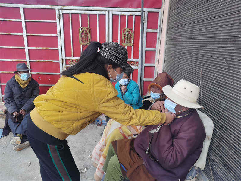 理塘县日戈村：“爱心口罩”送给困难户