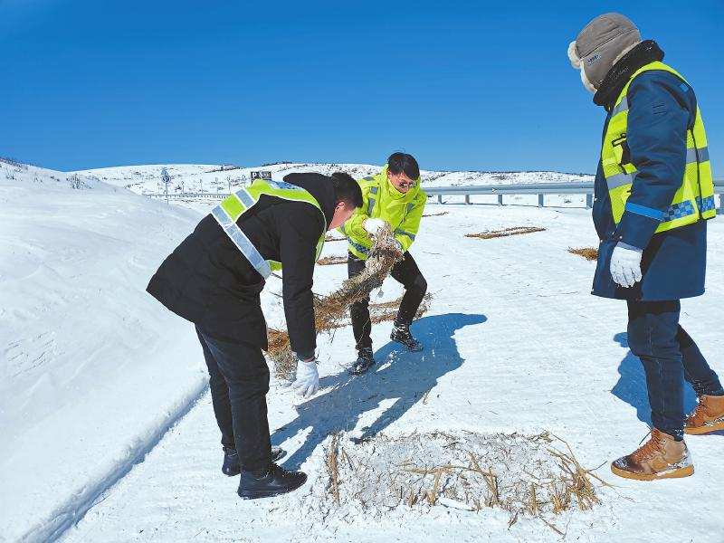 雪后高原的“最美雪警”
