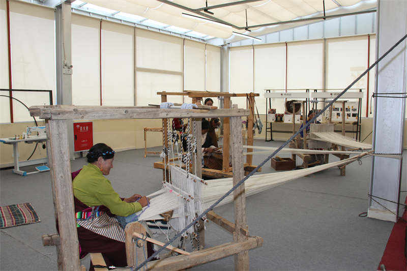 理塘县：易地扶贫搬迁户增收门路广