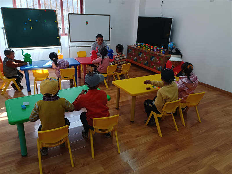 理塘县麦洼乡：“石榴籽”工作站“零距离”暖民心