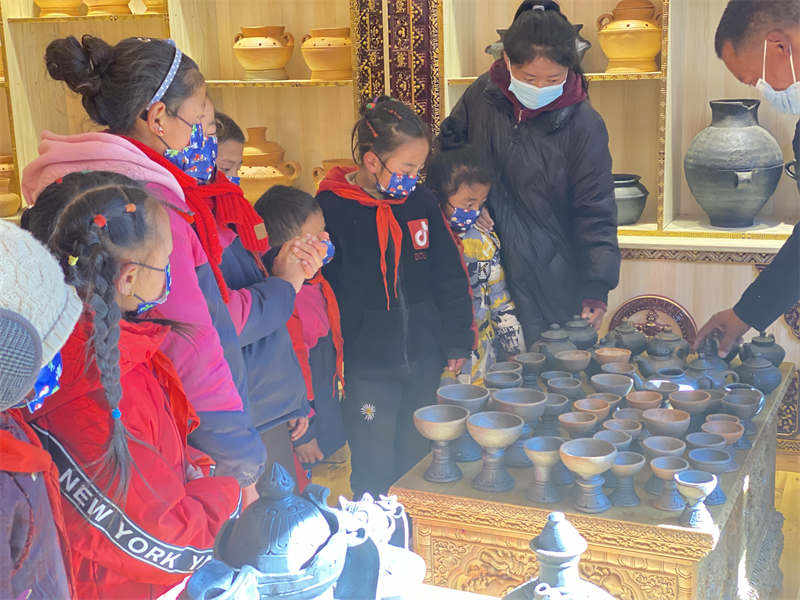 理塘县莫坝乡小学：探秘土陶文化 感受非遗魅力