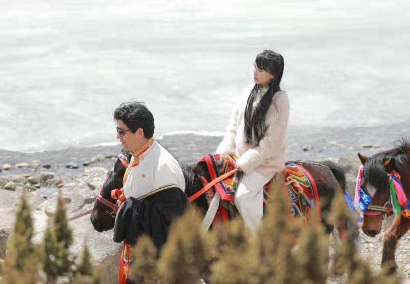 春风如“柒”而至，点亮美丽乡村！  李子柒、川香秋月、刘洪三大顶流网红齐聚甘孜州德格县开展公益活动