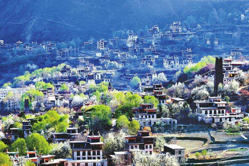 丹巴藏寨春意浓