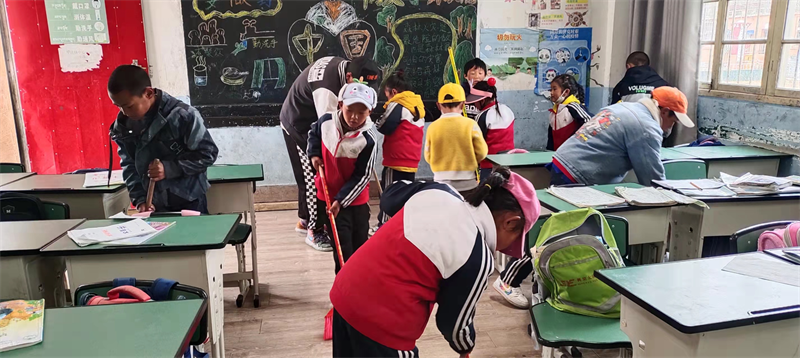 理塘县中小学校掀起“学雷锋”活动热潮