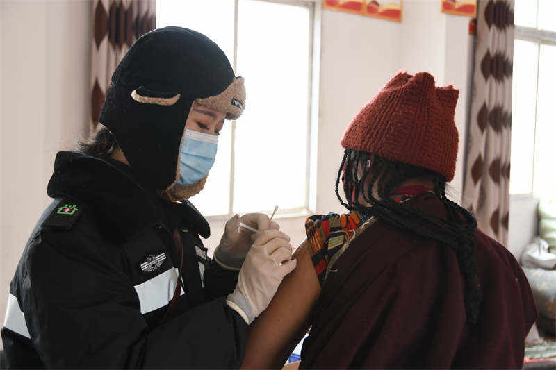 理塘：牧民接种疫苗忙