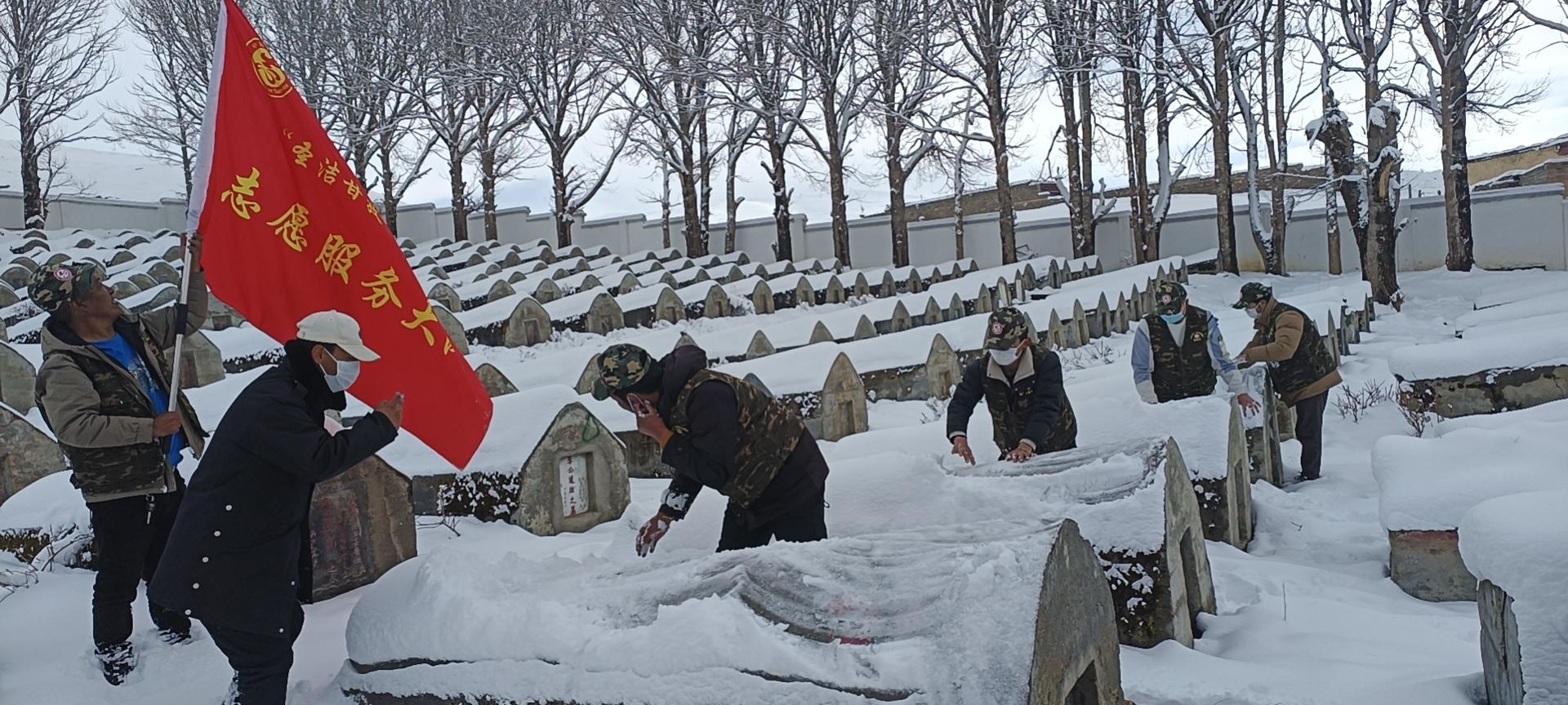 理塘县:开展缅怀先烈主题党团日活动