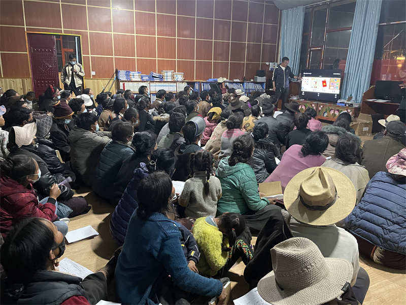 理塘县德巫乡：漫画“明白账”花钱更理性