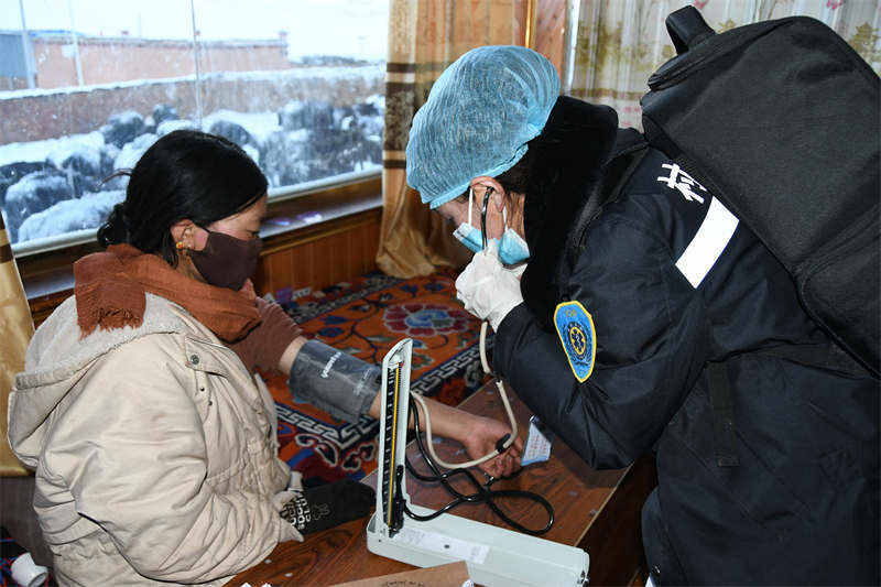 理塘：偏远牧区来了党员服务队