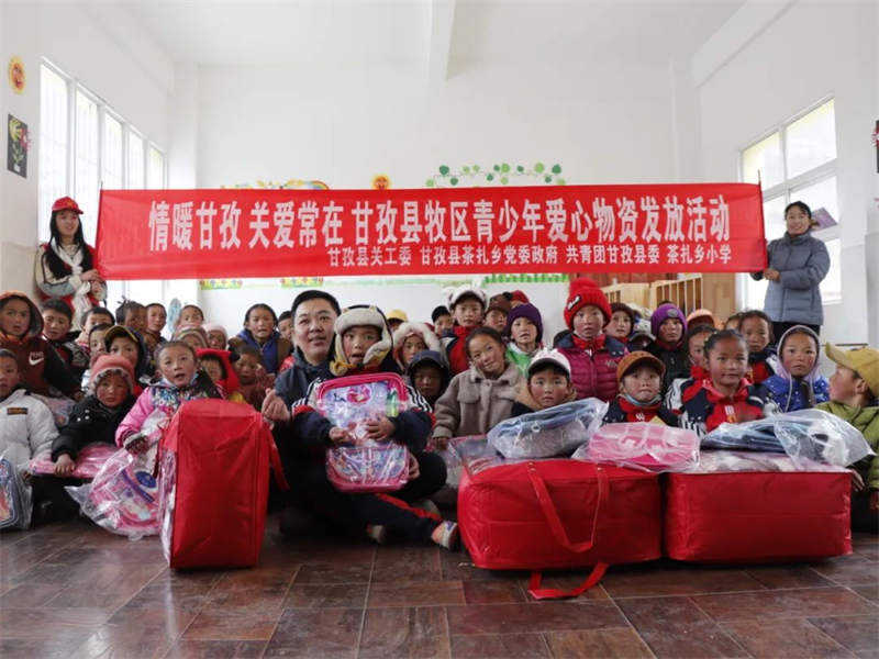 雪中送“毯”释真情 爱心捐助暖“童心”