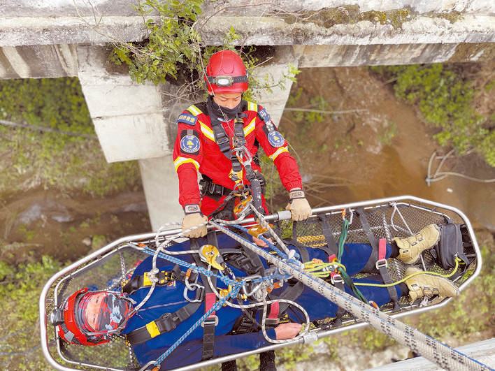 阿坝消防山岳救援队开展救援实战演练
