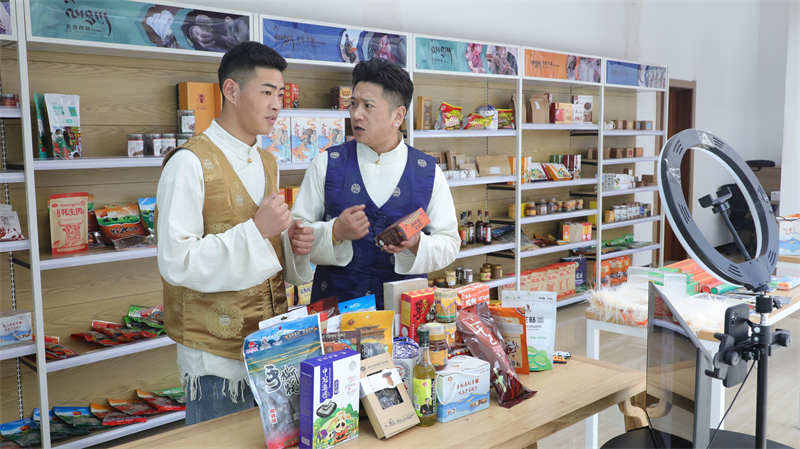 理塘县小哥哥在新都区开启带货直播