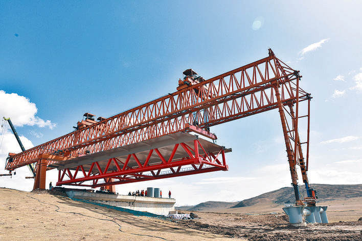 全国首座高原钢桁梁大桥在龙日镇完成梁架吊装