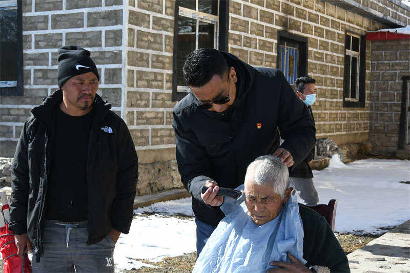 四川理塘：党旗映红“石榴籽”