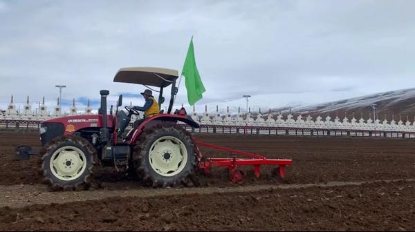 【新征程·蜀地巡礼】甘孜 | 助推乡村振兴，甘孜道孚打造现代农业机械化“实验田”加速春耕生产