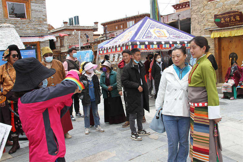 四川理塘：藏族青年直播家乡