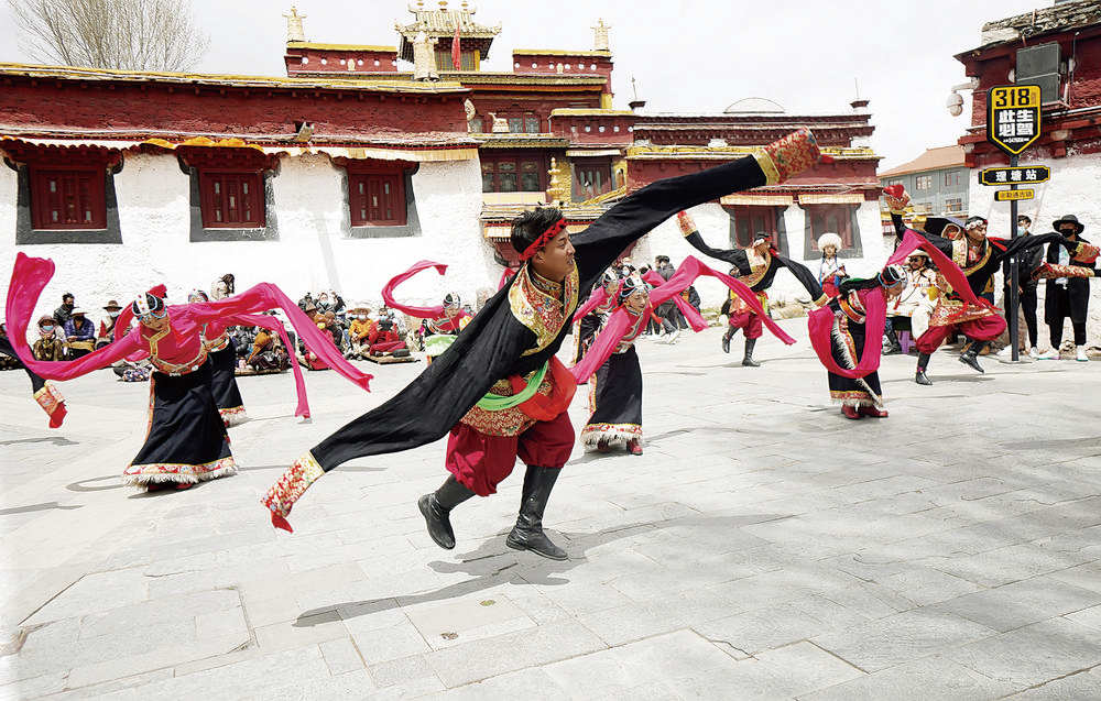 文化惠民进景区 歌舞盛宴乐游客