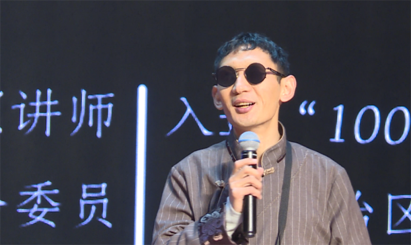 黑暗中寻光明 盲人校长的感人故事