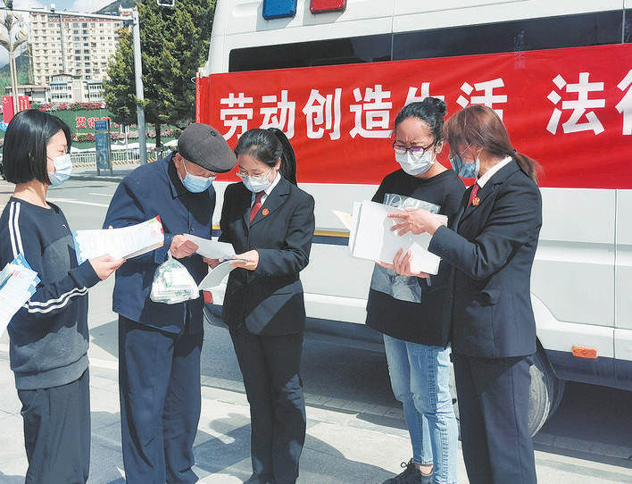 马尔康市法院开展“我为群众办实事” 普法活动