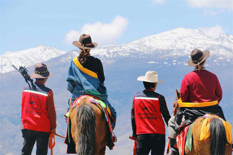 理塘县：“马背慢游 ”壮大村集体