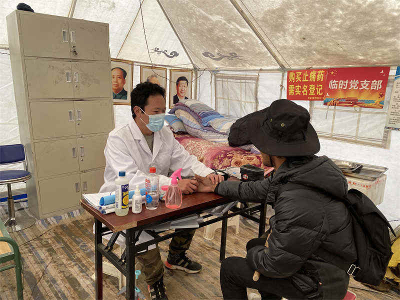 虫草山上“白衣天使”服务忙