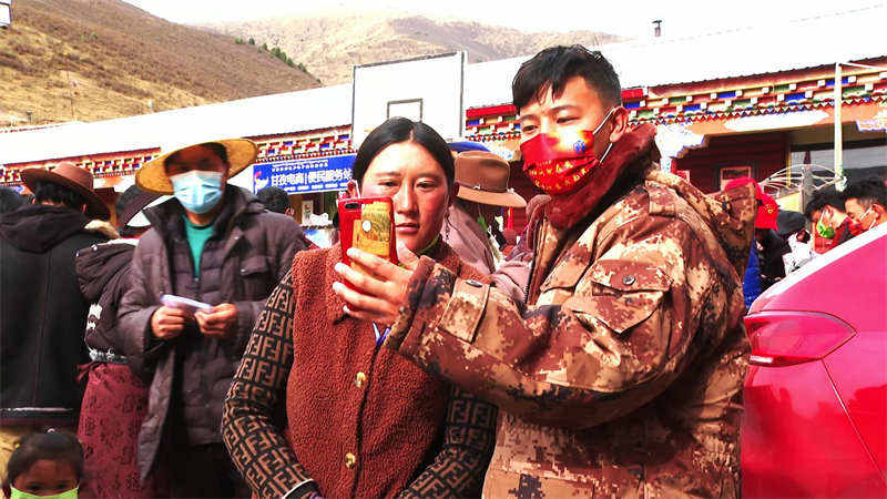  “疫”起宣传  “罩”样精彩——甘孜县茶扎乡“虫草大军宣传员”进山了