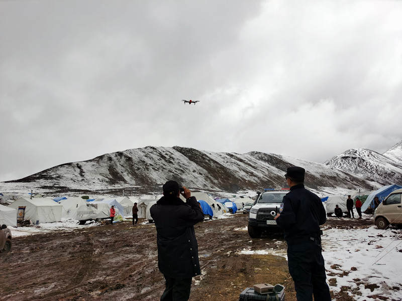 理塘：“无人机”巡查虫草山