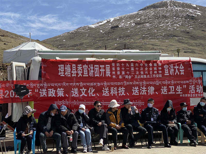 理塘县“五下乡”上虫草山