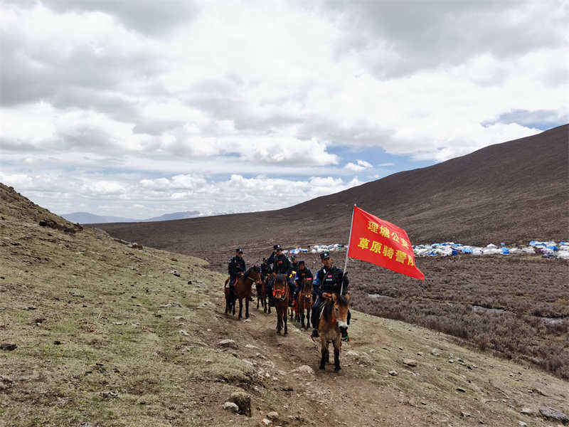 理塘县:“草原骑警队”伴随虫草山