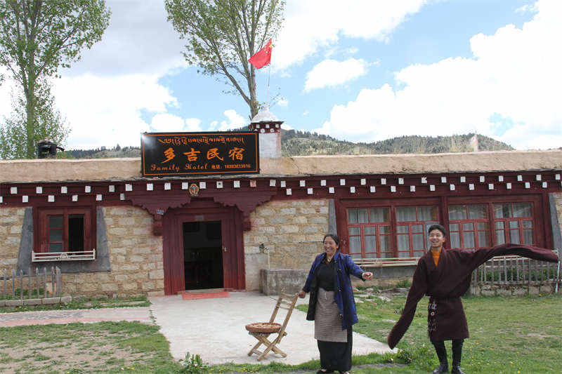 理塘县：脱贫牧民喜迎省党代会召开