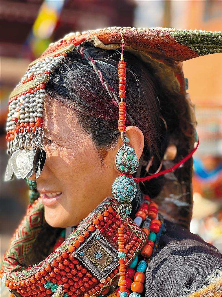 惊艳世间的“孔雀服饰”
