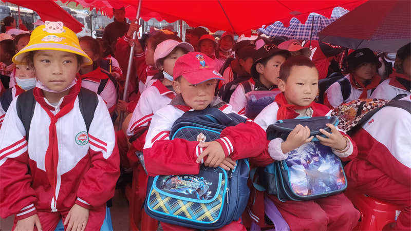 喜迎二十大建功新时代  ——甘孜县举行希望工程“免费车票”公益项目启动仪式