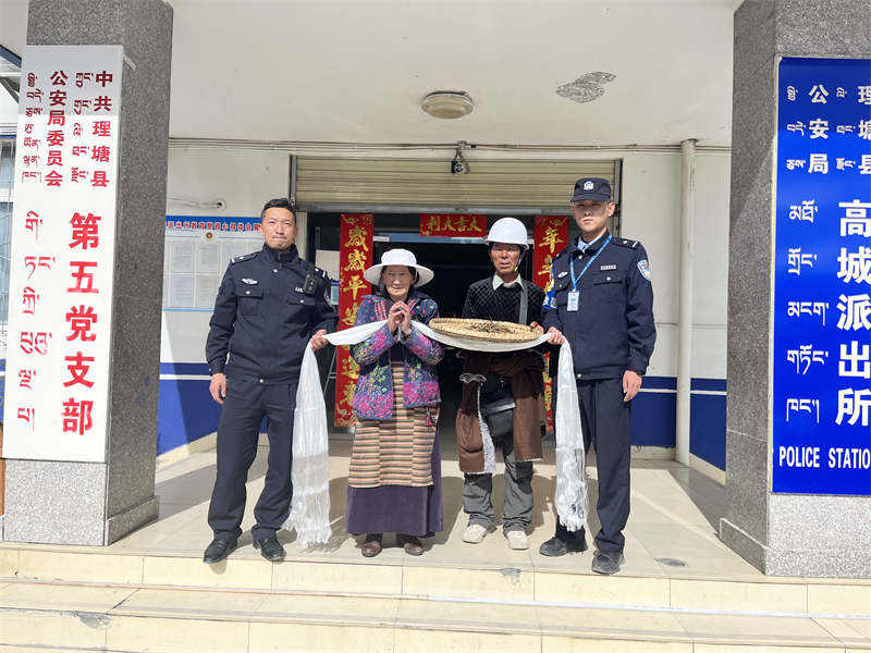 理塘县高城派出所为虫草交易群众服好务