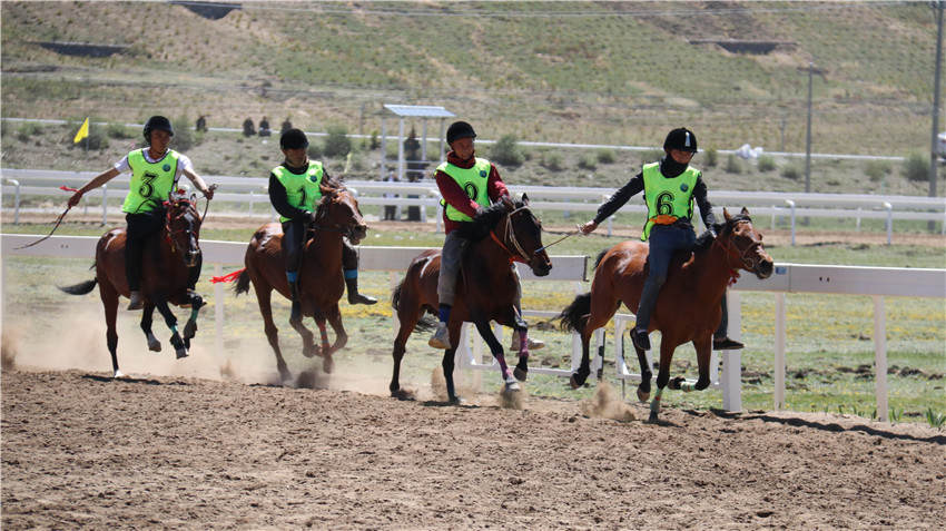 理塘打造经典民俗旅游品牌