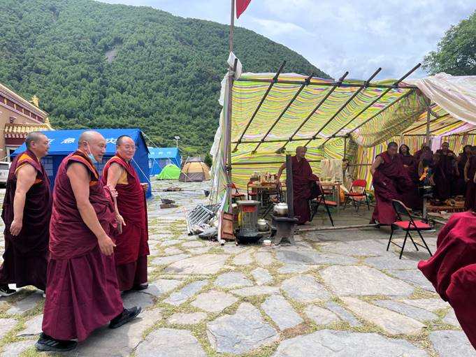 阿坝州佛教协会深入马尔康地震灾区开展慰问