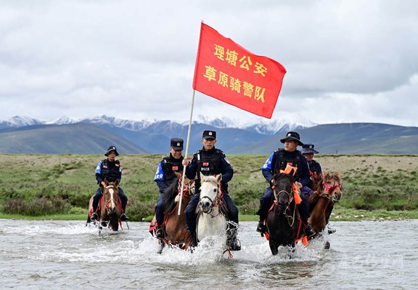 草原骑警队伴你翻山越岭 “雪山寻宝”