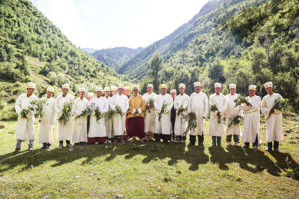 志在山村驱病魔记“全国优秀乡村医生”洛热