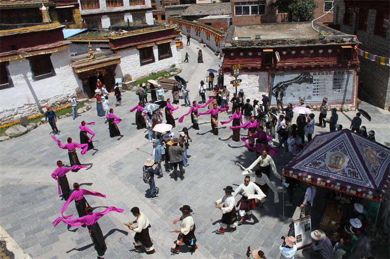 理塘:非遗展演 乐游藏寨