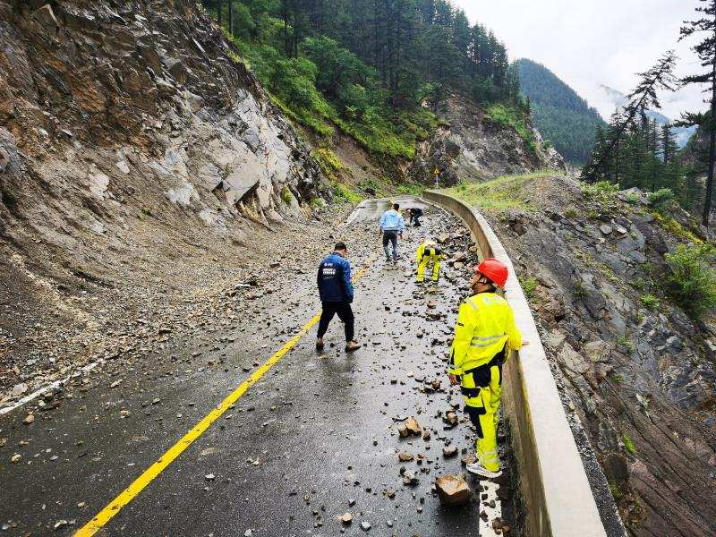 九寨沟：安全转移64名被困游客