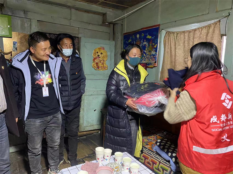 理塘县白塔社区：周末轮班“不打烊” 方便群众获点赞