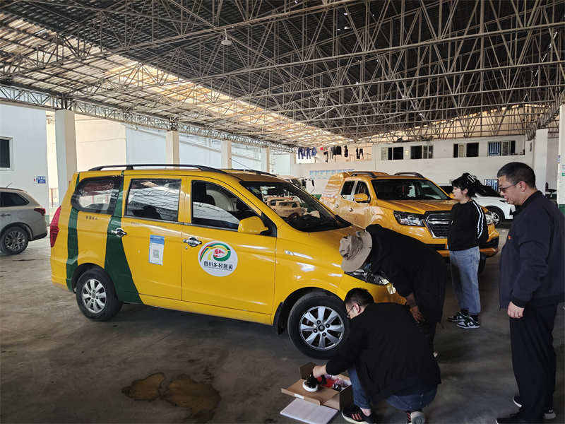 理塘县 :首台农村客运车安装自动巡检系统