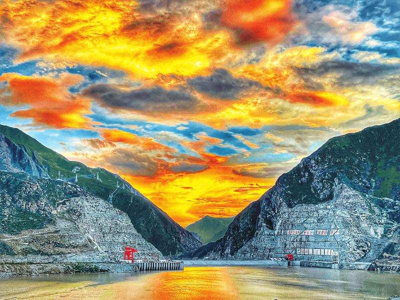 苏洼龙水电站首台机组投产发电 