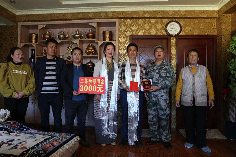 理塘县：登门入户送喜报 激励军人创辉煌