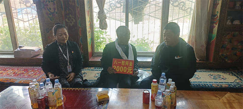 理塘县开展情暖退役军人“八一”走访慰问活动