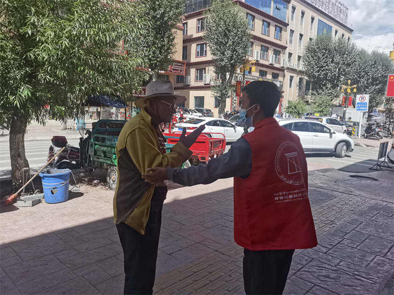 理塘县65名青年开展疫情防控志愿劝导活动