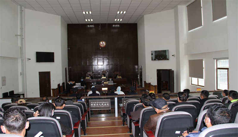 理塘县：警示教育“零距离” 旁听庭审“释法纪”