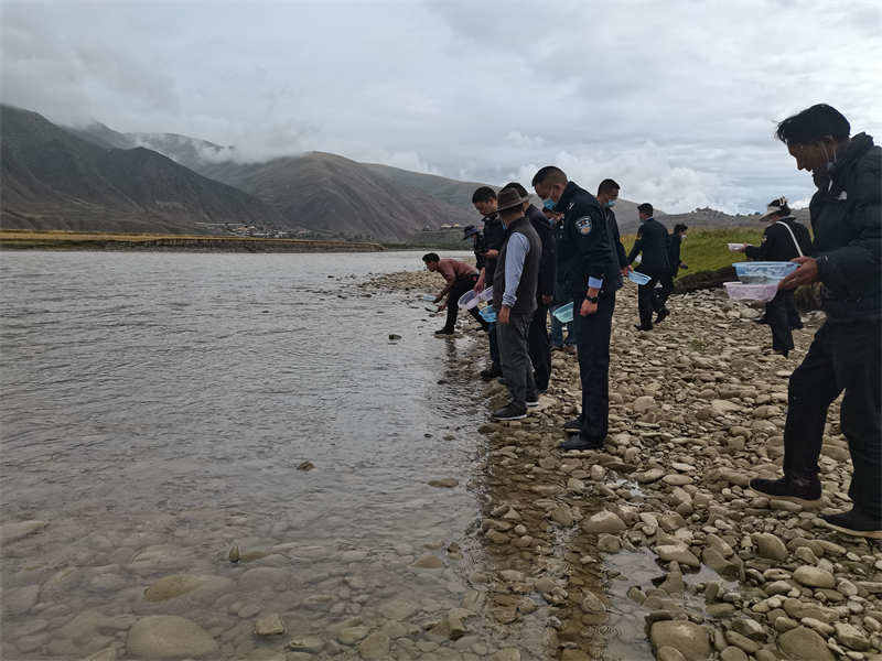 关爱水生生物共建和谐家园  ——甘孜县开展2022年渔业资源保护增殖放流活动