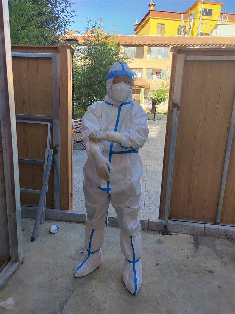 了解外国友人行程困难 理塘青年党员争当先锋